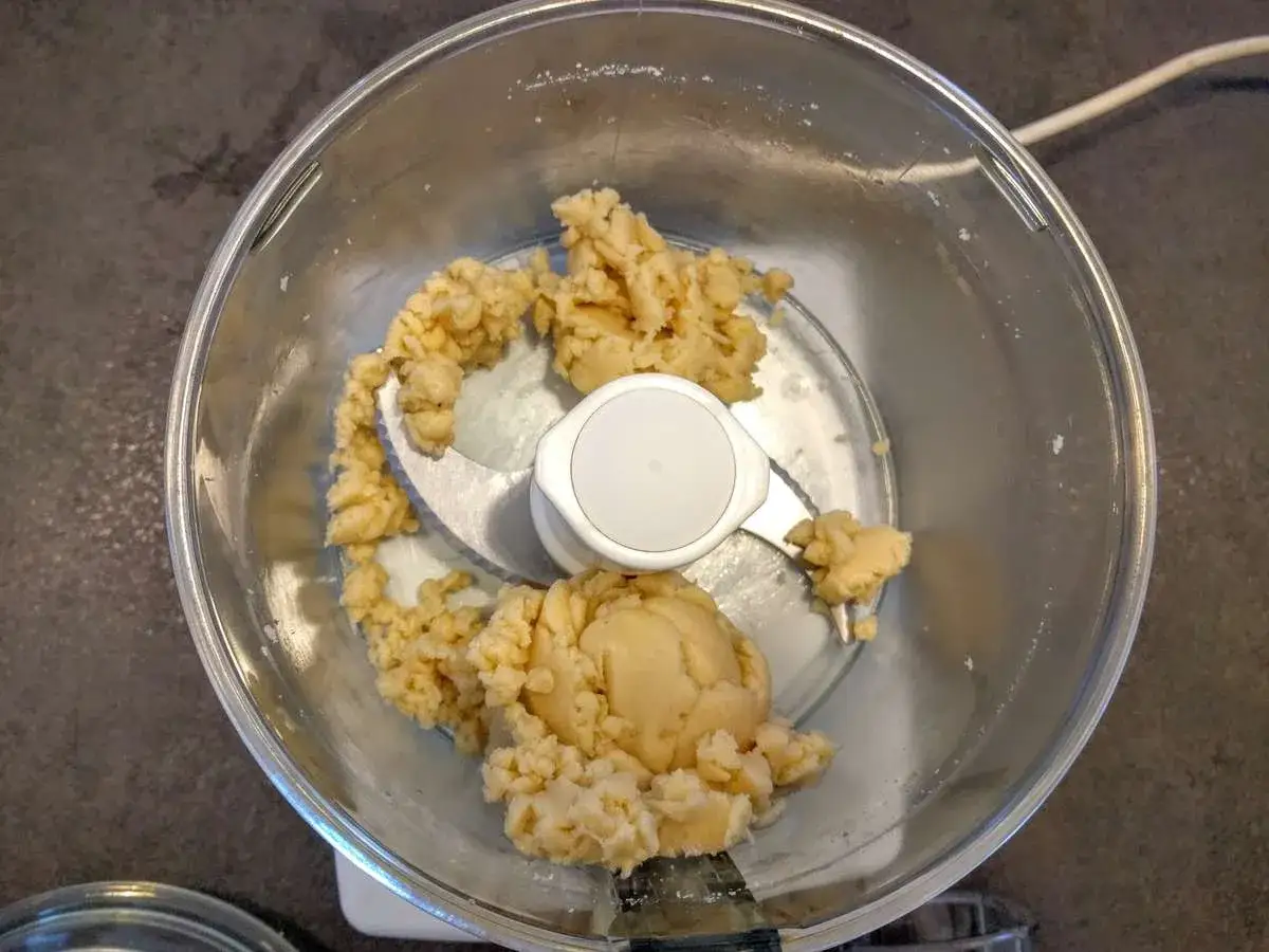 P&acirc;te d'amande maison dans un robot culinaire, pr&ecirc;te &agrave; &ecirc;tre fa&ccedil;onn&eacute;e.