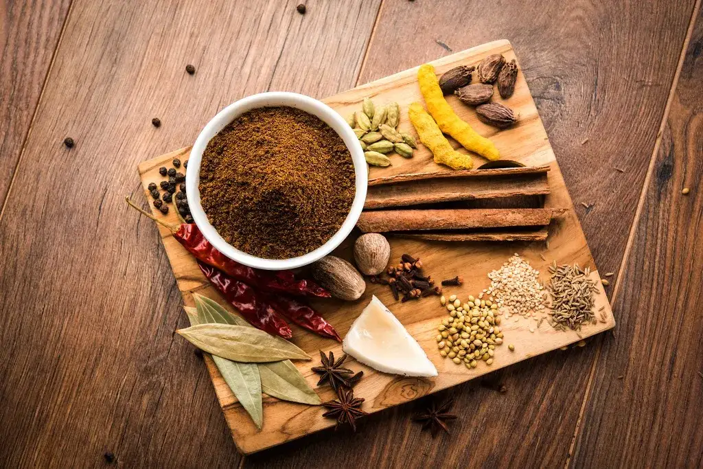 przyprawy do garam masala kardamon goździki cynamon mielone