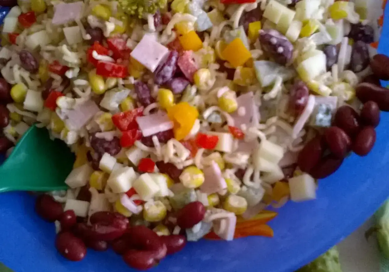 Kolorowa sałatka z zupek chińskich z szynką, kukurydzą, fasolą i papryką. Idealna na szybki lunch.