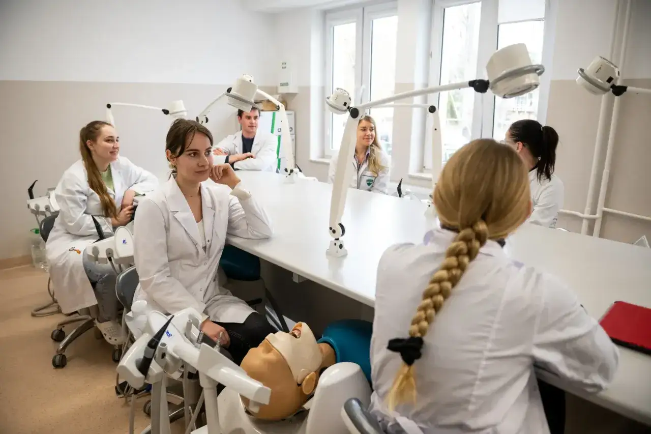 Studenci medycyny w laboratorium lub przy stole anatomicznym