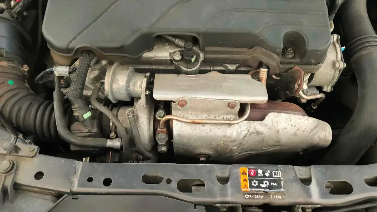 Motorraum mit sichtbarem Turbolader und Leitungen. Eine Anleitung zum Turbolader wechseln w&auml;re hier hilfreich.