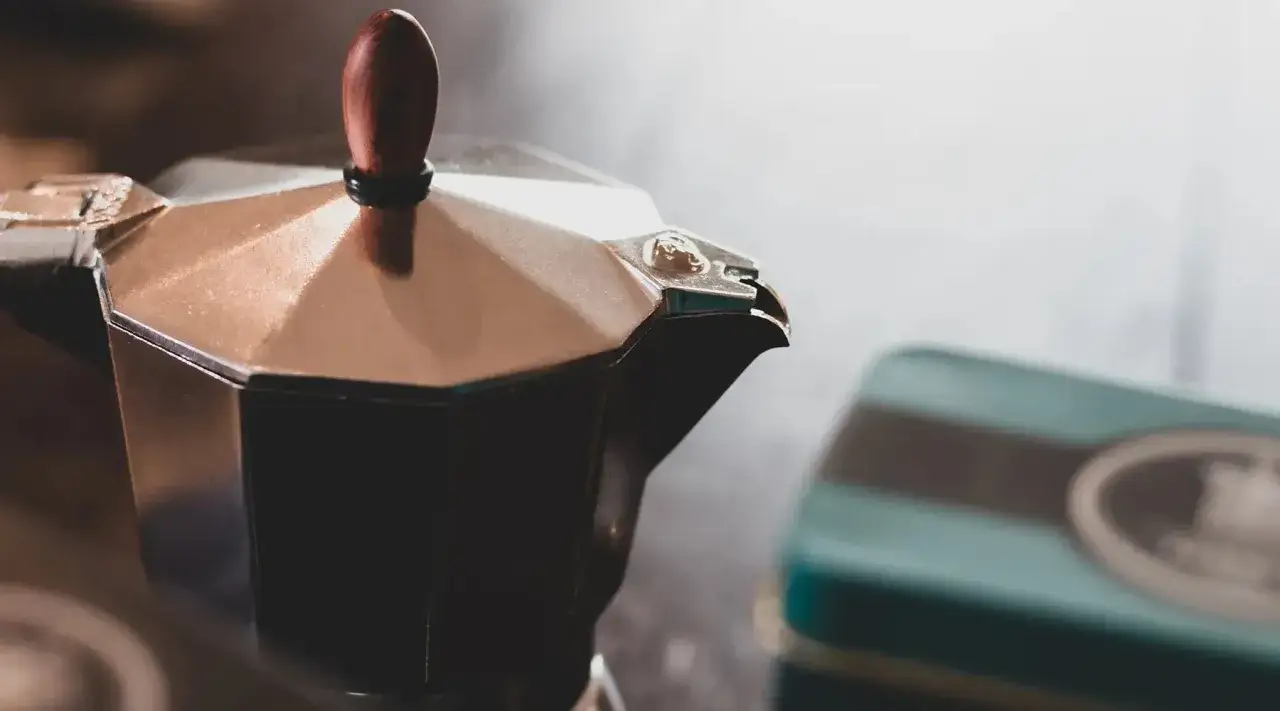 Moka spenta, senza caffè. La moka non fa il caffè se non è preparata correttamente.
