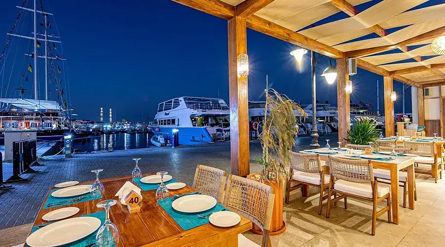 Hurghada Marina wieczorem jachty restauracje