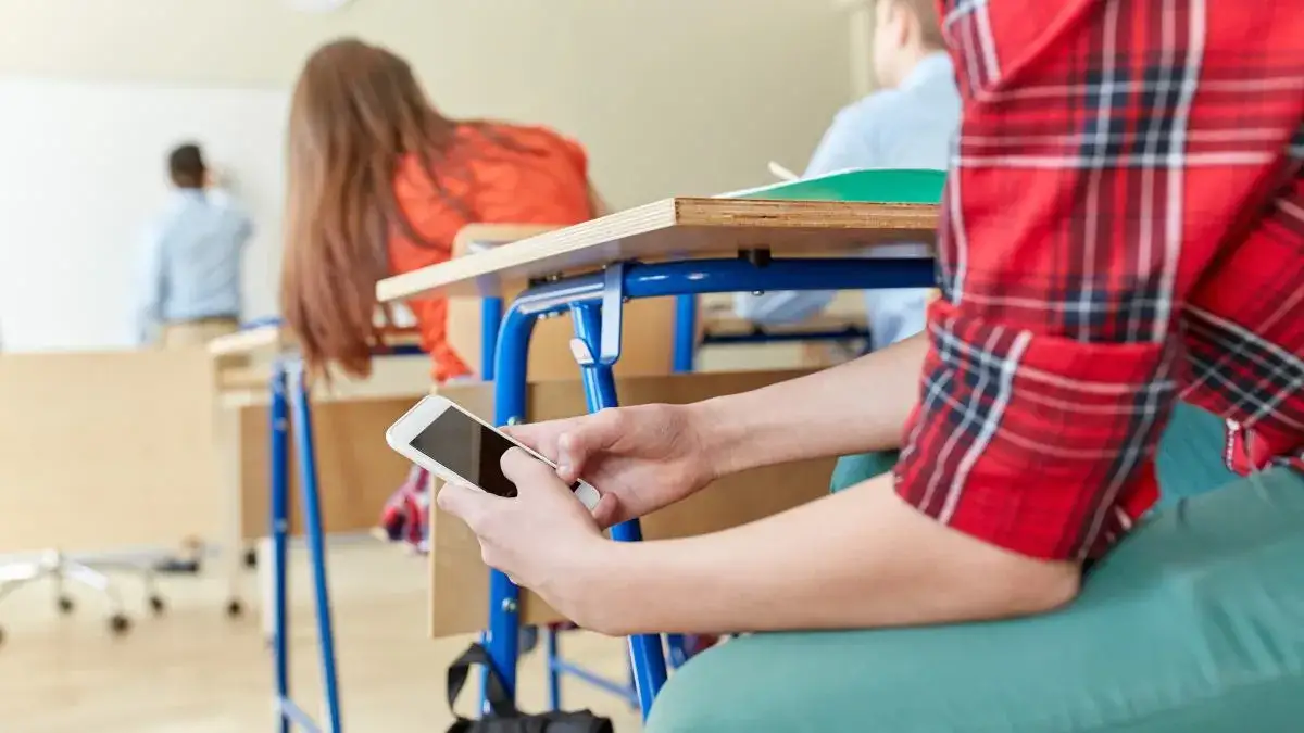 nauczyciel uczeń telefon konflikt