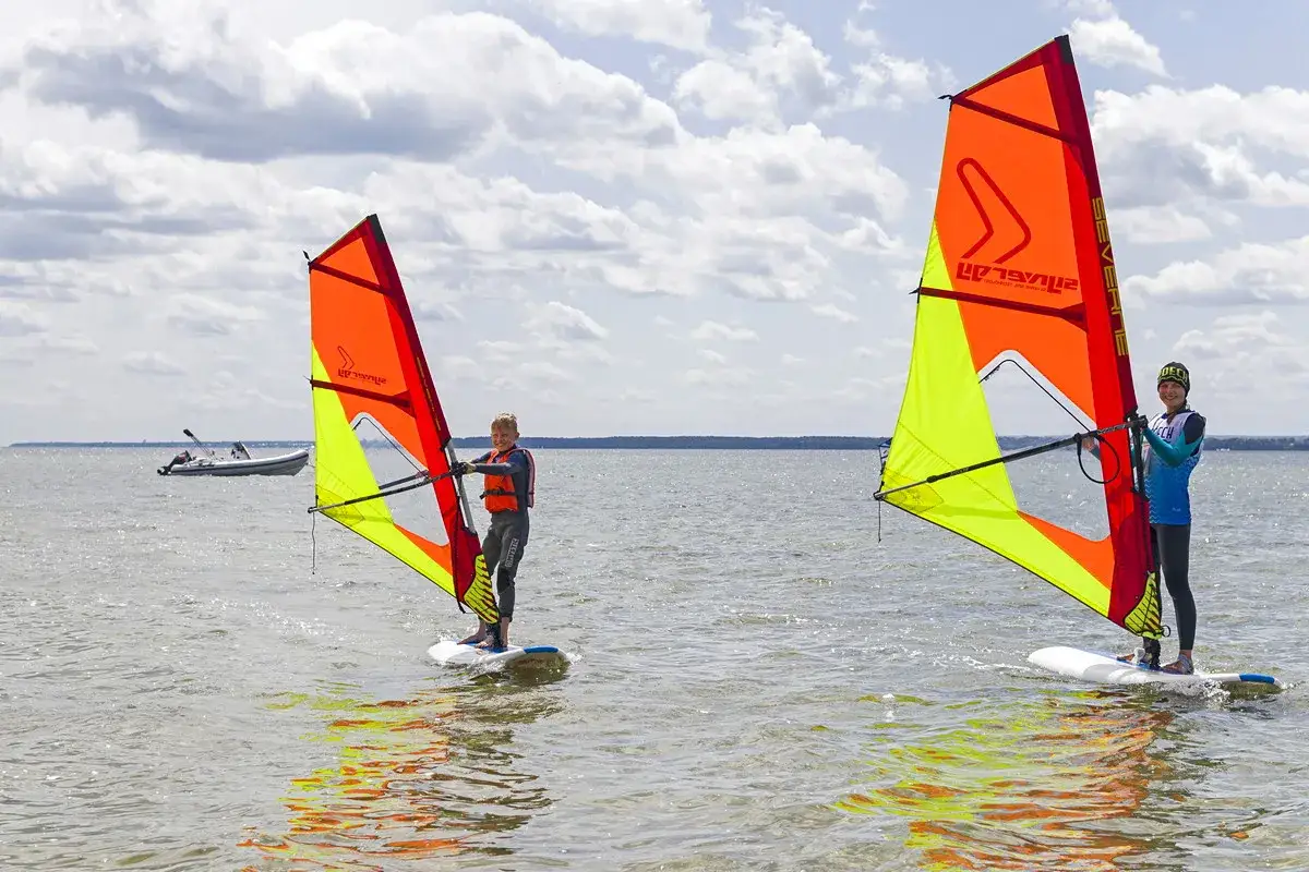 Windsurfing technika pompowania żaglem