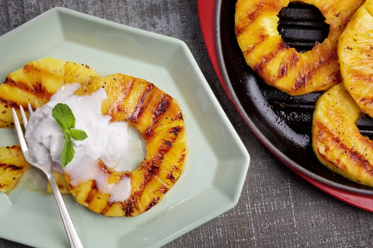 Grillad ananas med en fluffig kokosskum sifon och mynta. En härlig dessert som smälter i munnen.