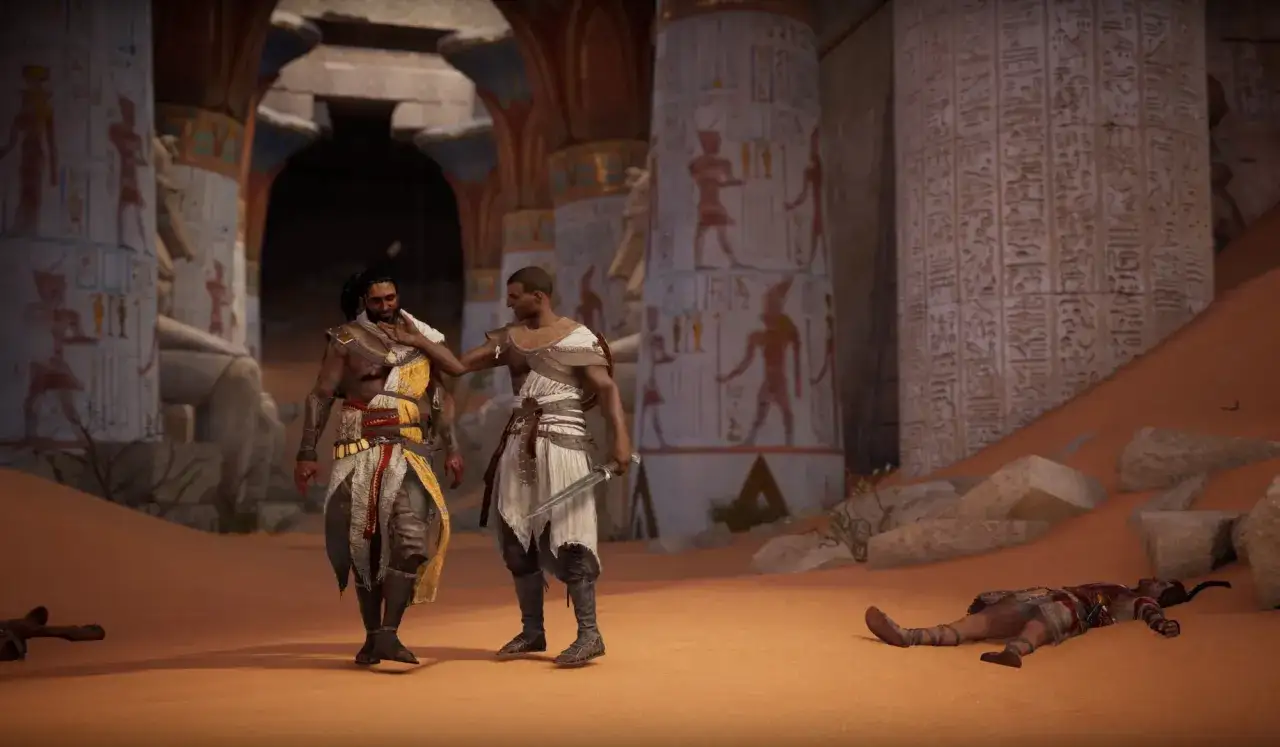 Bayek i inny wojownik w starożytnym Egipcie, z leżącym ciałem w piasku. To scena z Assassin's Creed Origins poradnik.