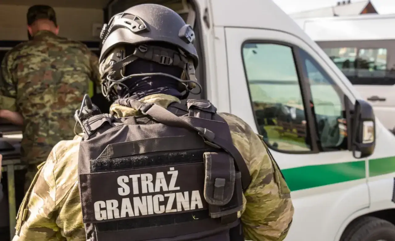 Strażnik graniczny w kamizelce taktycznej z napisem 