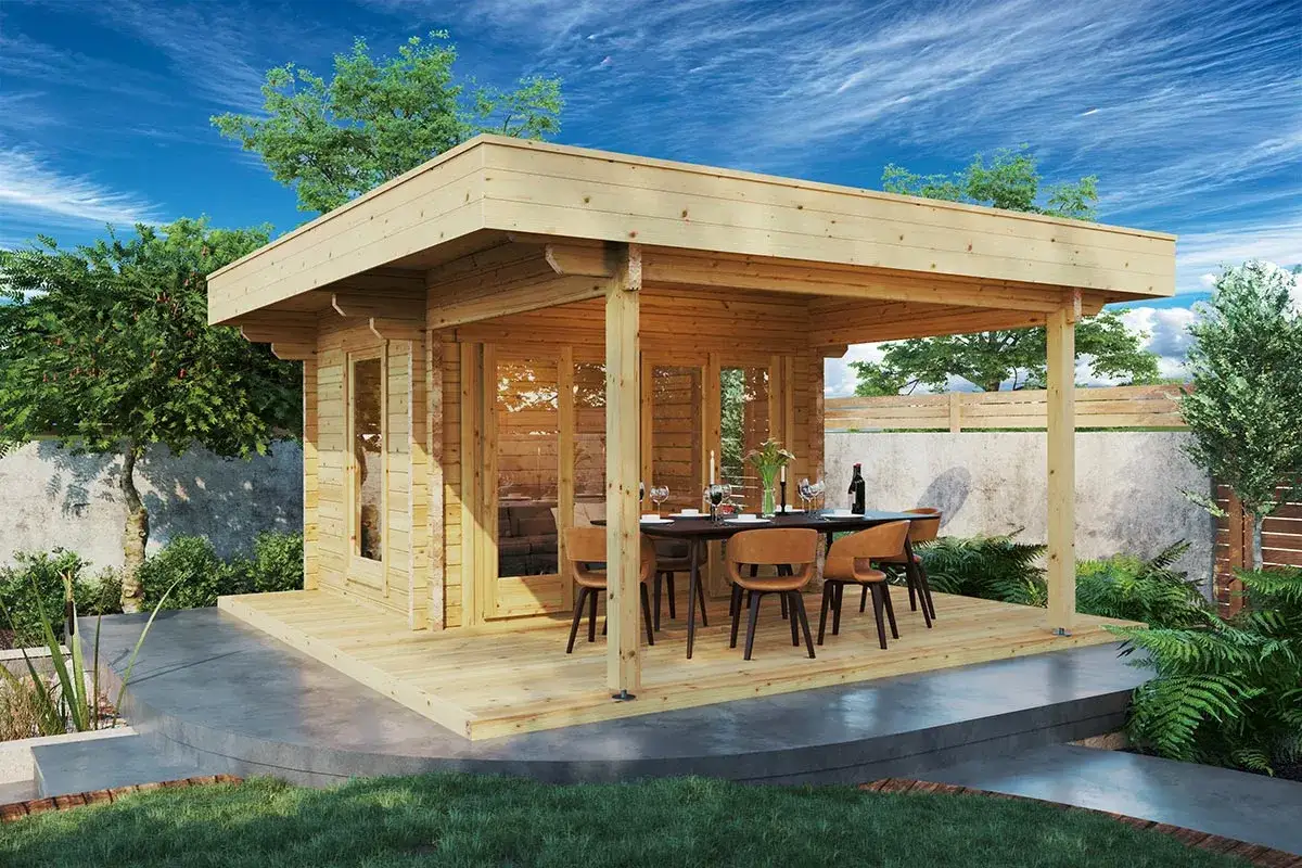 Une &eacute;l&eacute;gante veranda sur terrasse en bois, avec table et chaises, invite &agrave; profiter du jardin.