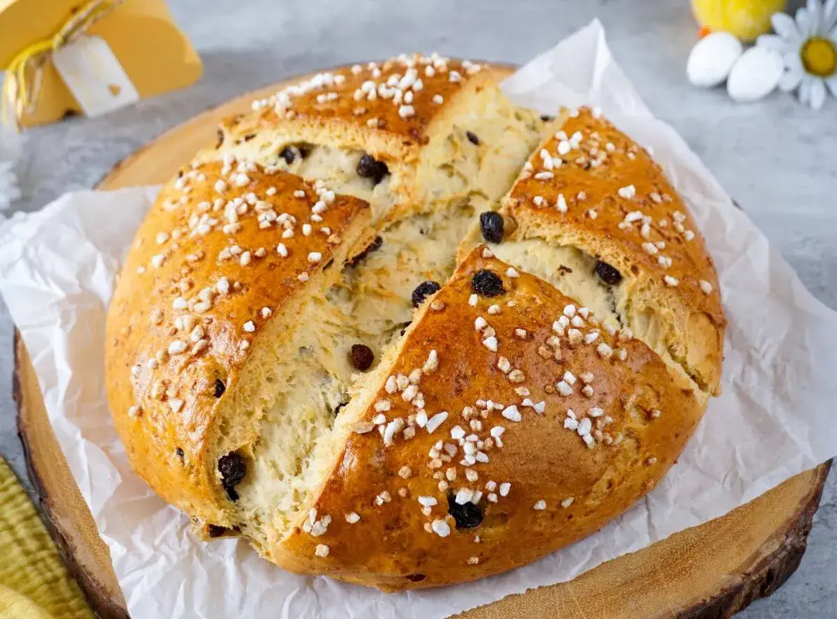 Goldbraunes Osterbrot mit Rosinen und Hagelzucker, perfekt f&uuml;r ein Osterbrot Rezept.