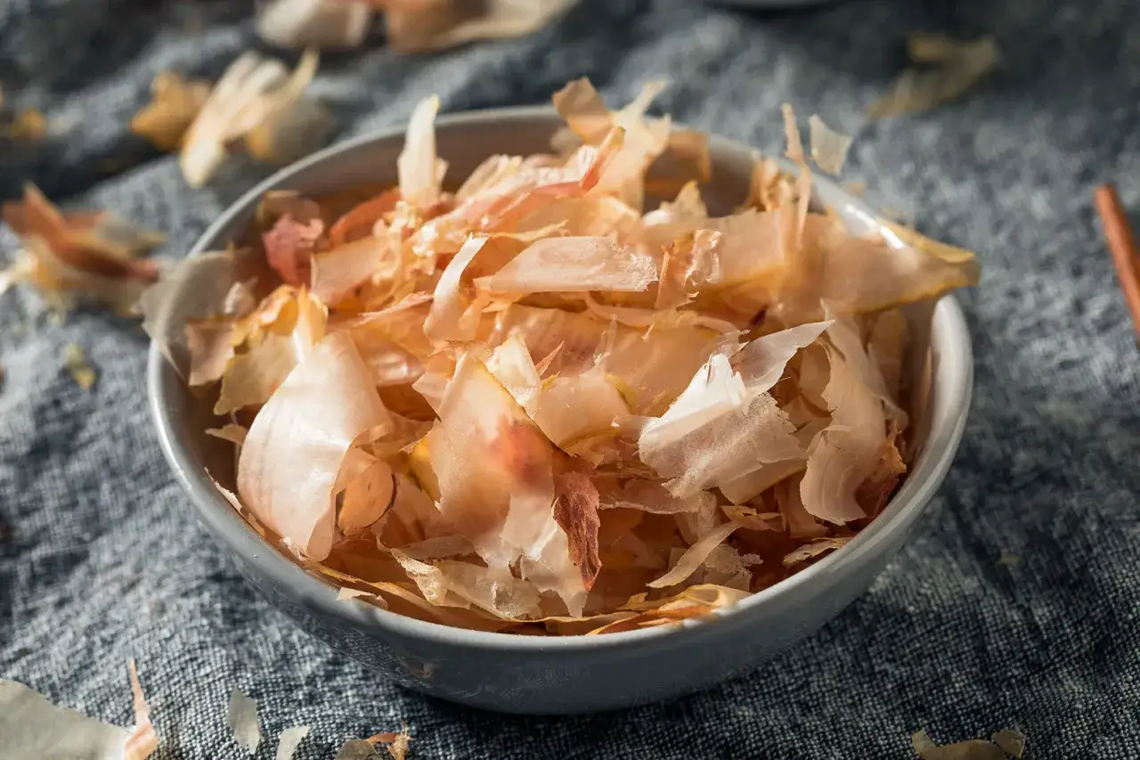 Płatki bonito, czyli suszone płatki ryby bonito, w miseczce. To składnik japońskiej kuchni, dodający smaku umami.