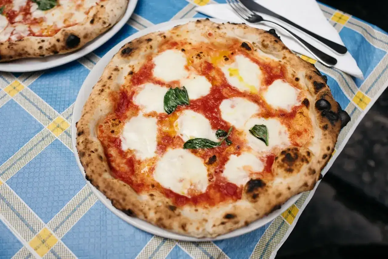 Pyszna pizza margherita z dużą ilością sera. Idealna na 30 cm średnicy, by zaspokoić głód.