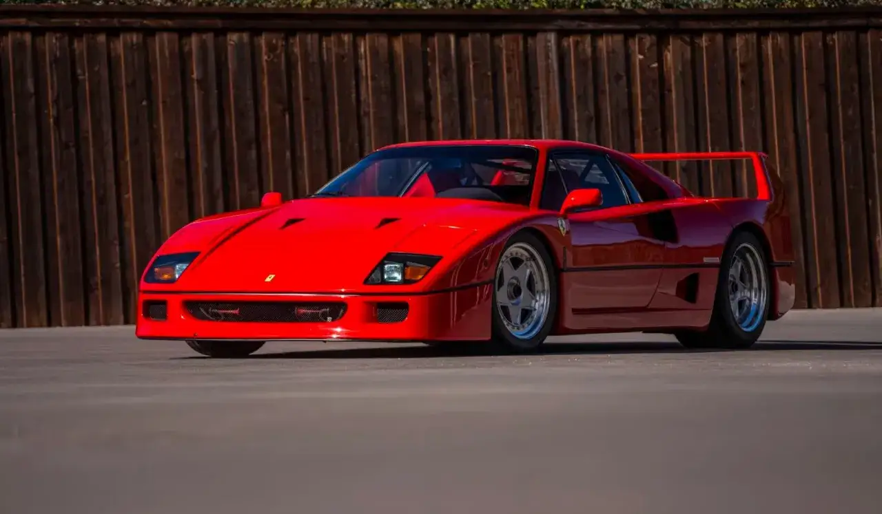Ikoniczny czerwony Ferrari F40 z charakterystycznym spojlerem, gotowy do jazdy.