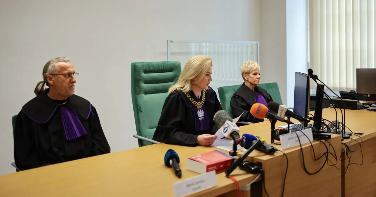 Sędziowie w togach, przed nimi mikrofony. Rozprawa, być może w sprawie dobrowolnego poddania się karze prokurator.