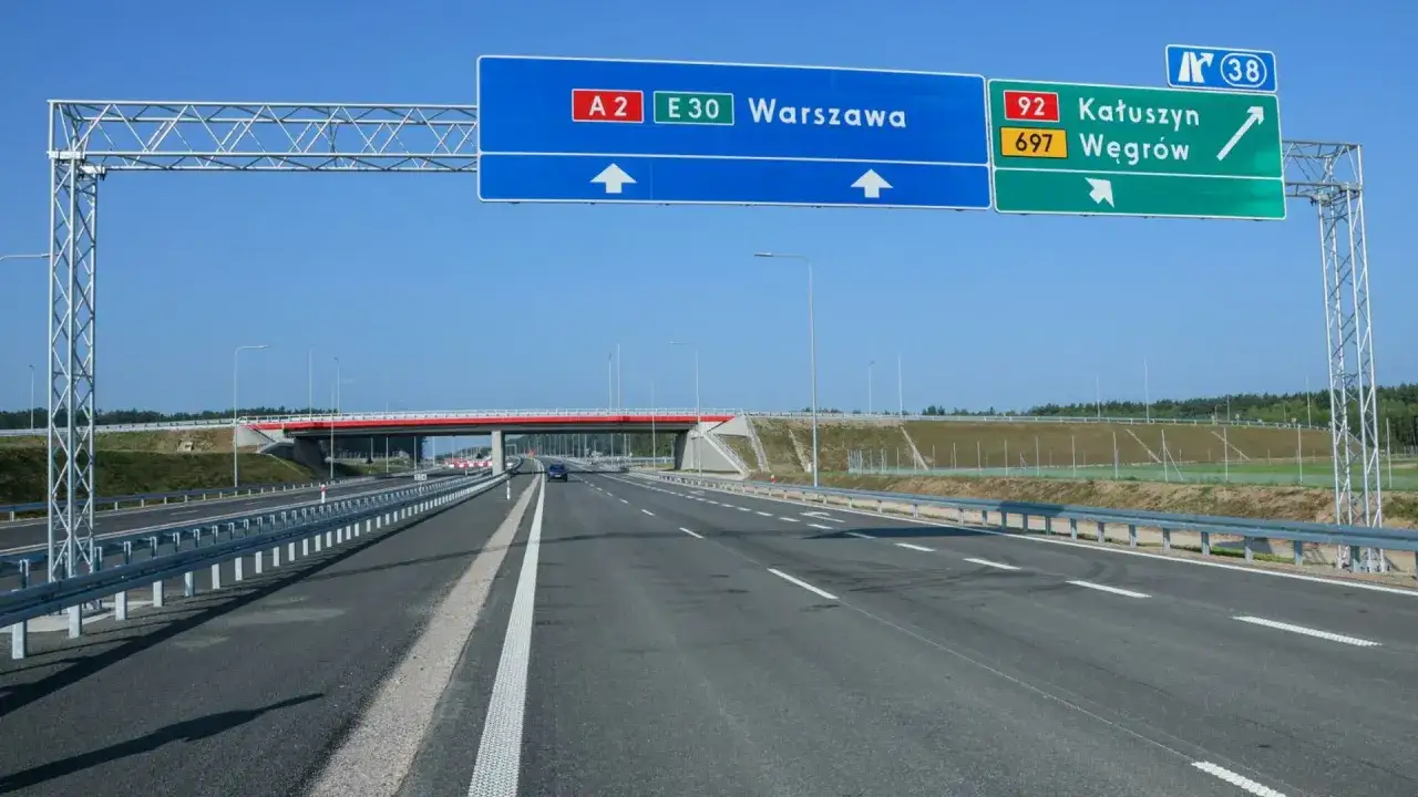 Nowe znaki drogowe wskazują drogę do Warszawy (A2, E30) oraz do Katuszyna i Węgrowa (92, 697).