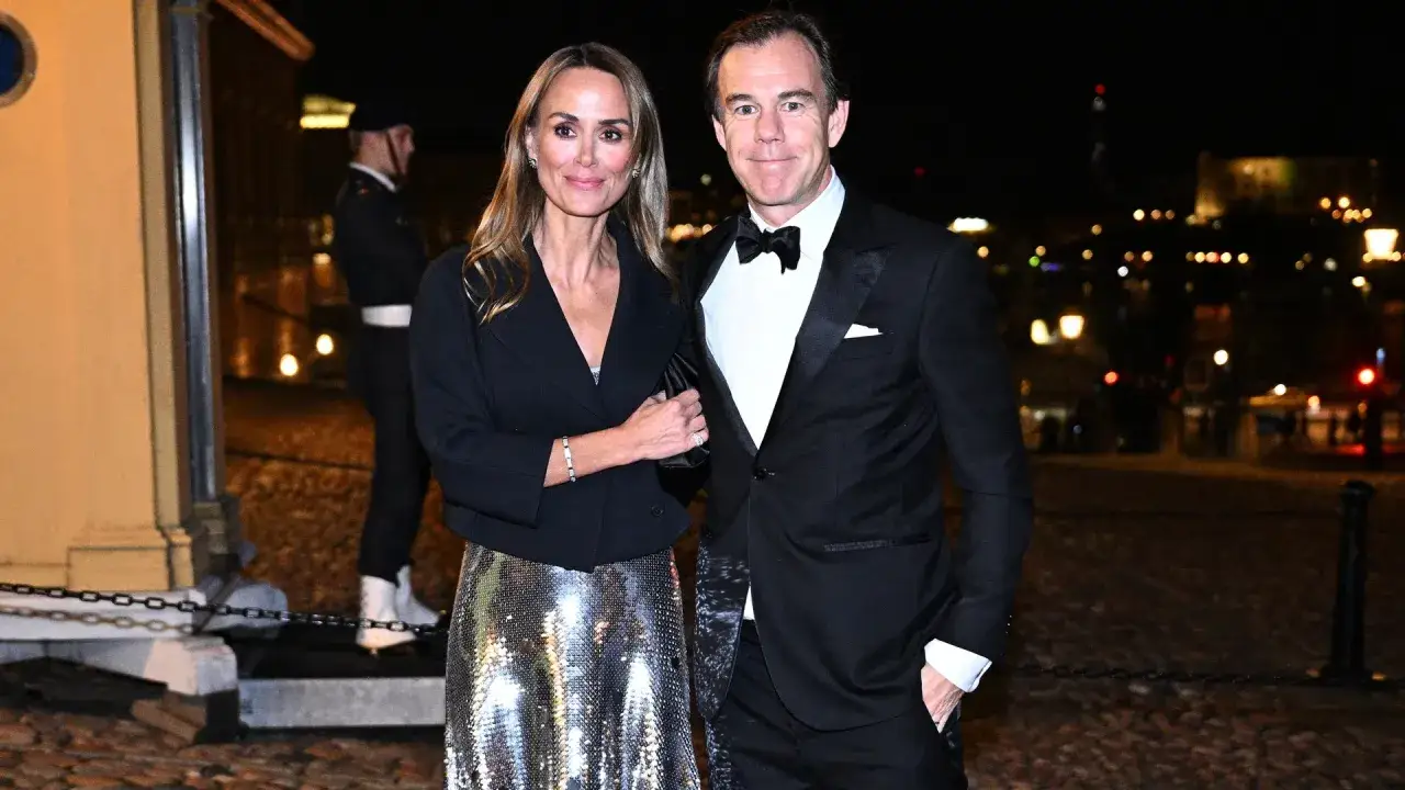 Joakim Berg och hans familj p&aring; en festlig kv&auml;ll. Han b&auml;r en elegant smoking, hon en glittrig kjol.