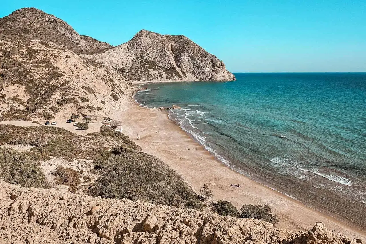 Eine einsame Bucht mit t&uuml;rkisfarbenem Wasser und felsigen H&uuml;geln. Ein perfekter Ort f&uuml;r Kos Geheimtipps abseits des Trubels.