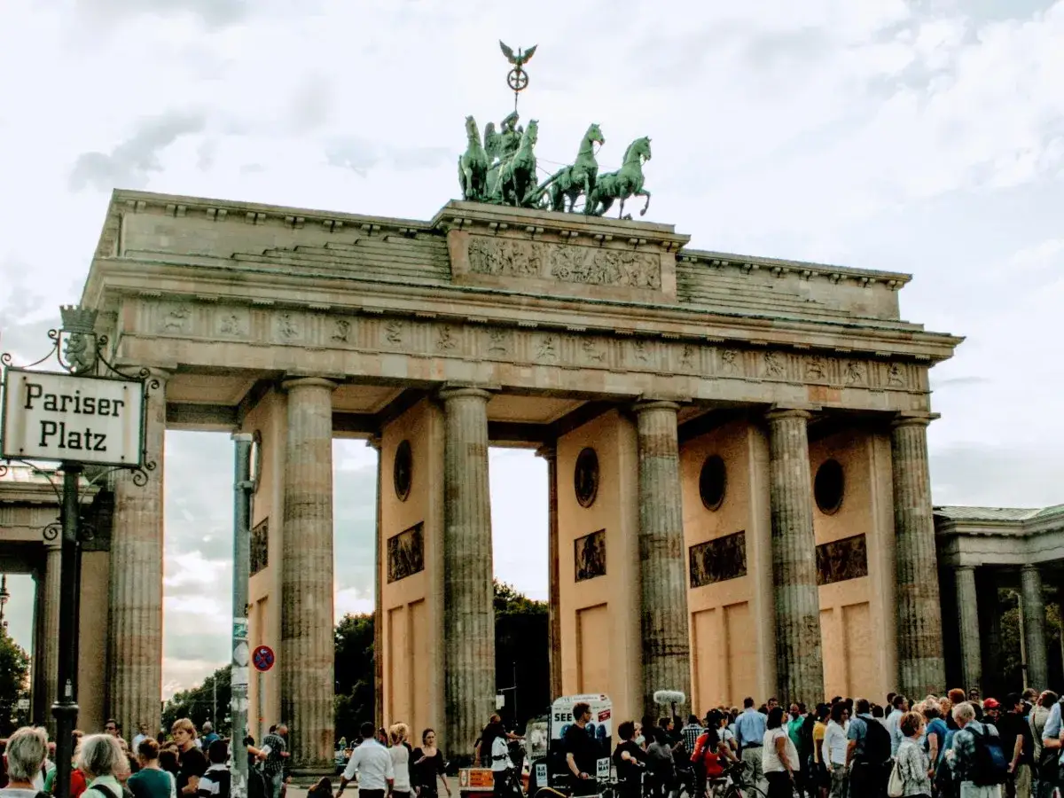 Brama Brandenburska, symbol Berlina, to idealne miejsce na rozpoczęcie zwiedzania. Warto zobaczyć w jeden dzień!