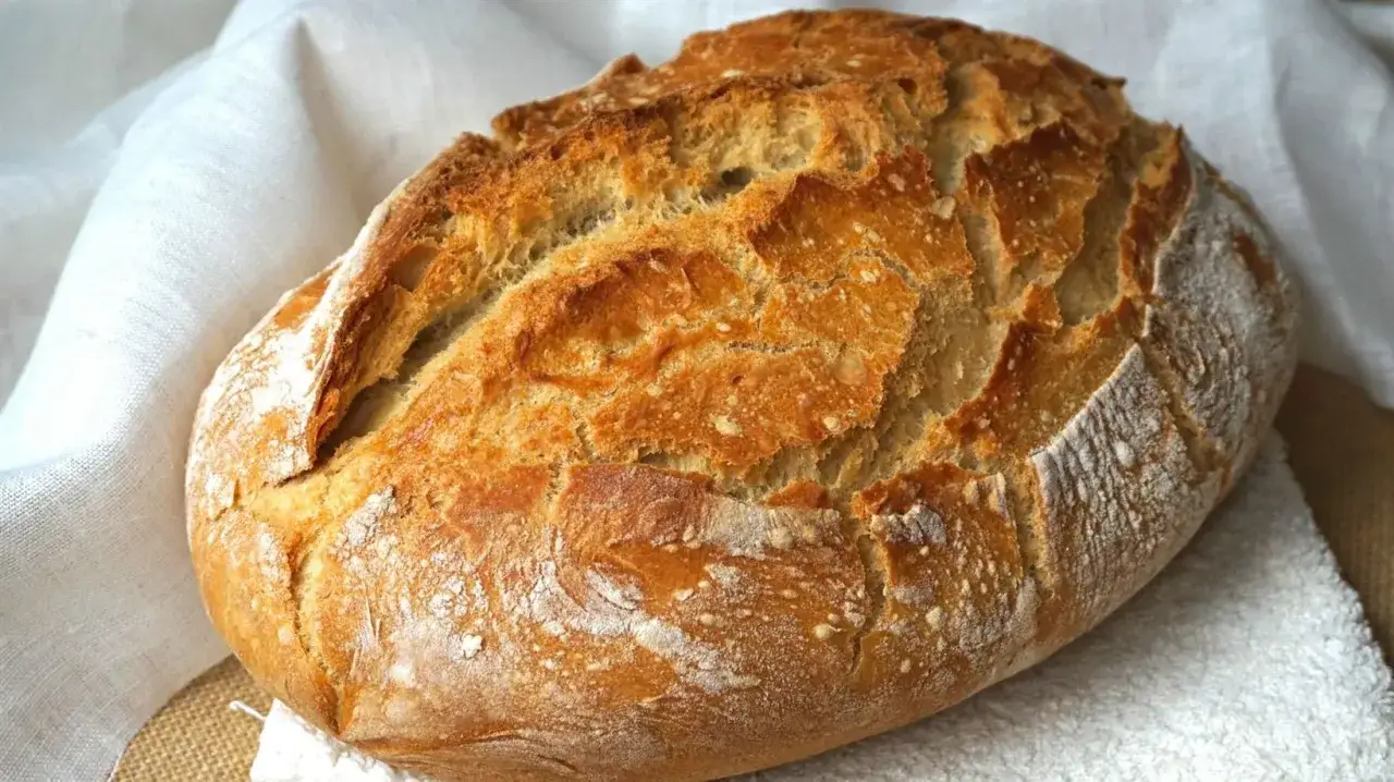 Pan casero reci&eacute;n horneado, con corteza dorada y crujiente. Perfecto para tu pr&oacute;xima receta.