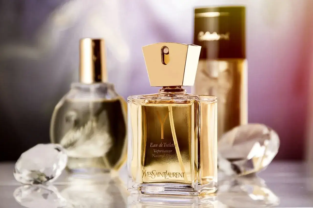 R&oacute;żne flakony perfum z oznaczeniami stężenia