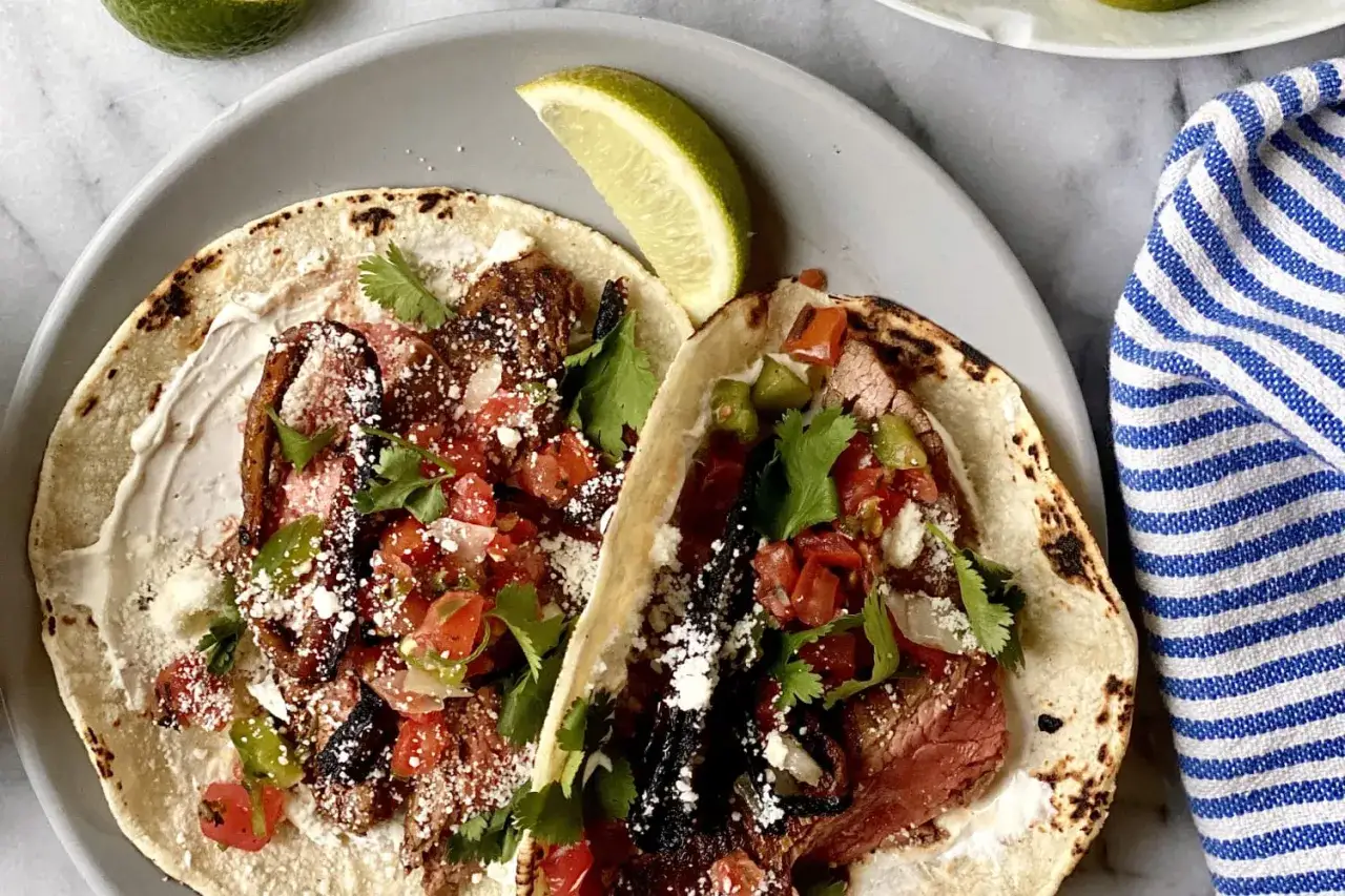 Tv&aring; lyxiga tacos med m&ouml;rt k&ouml;tt, f&auml;rsk salsa och kr&auml;mig s&aring;s. Ett perfekt lyxigt tacos recept f&ouml;r en festm&aring;ltid.
