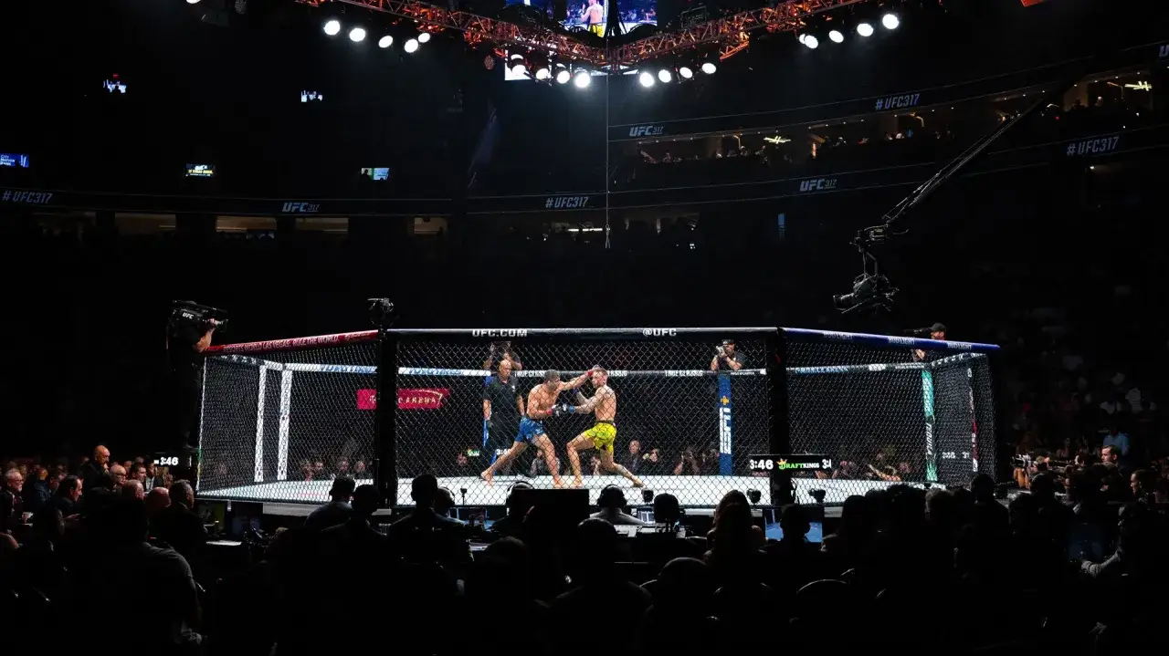 Dwaj zawodnicy walczą w oktagonie podczas gali UFC. Widownia obserwuje emocjonujące starcie w ramach UFC gra.