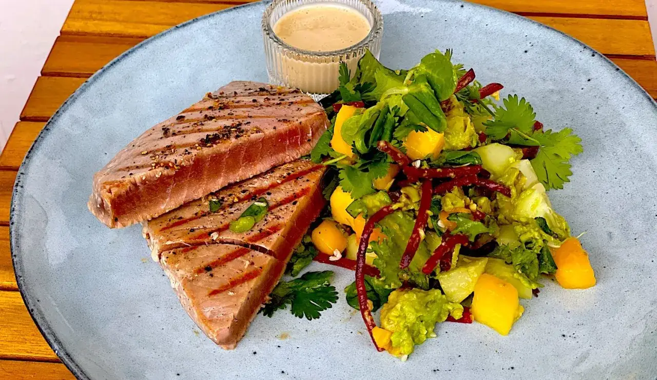 Grillad tonfisk med en fr&auml;sch sallad av avokado, mango och koriander. En h&auml;rlig mango salsa som tillbeh&ouml;r.