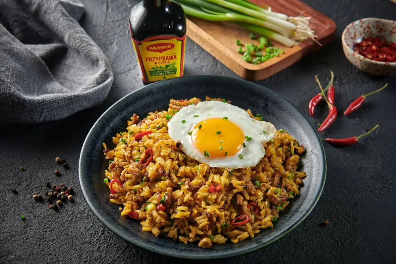 Nasi goreng przepis: aromatyczny ryż smażony z mięsem, papryczkami chili i jajkiem sadzonym. Maggi doprawia danie.