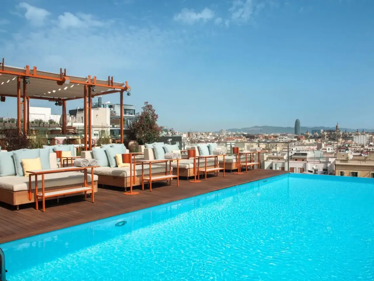 Terraza con piscina y vistas a Barcelona, ideal para relajarse en el Barceló Raval.