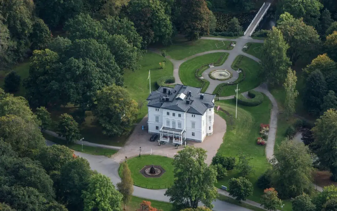 Vacker herrgård omgiven av lummig park. Perfekt för promenader och andra aktiviteter i Alingsås.