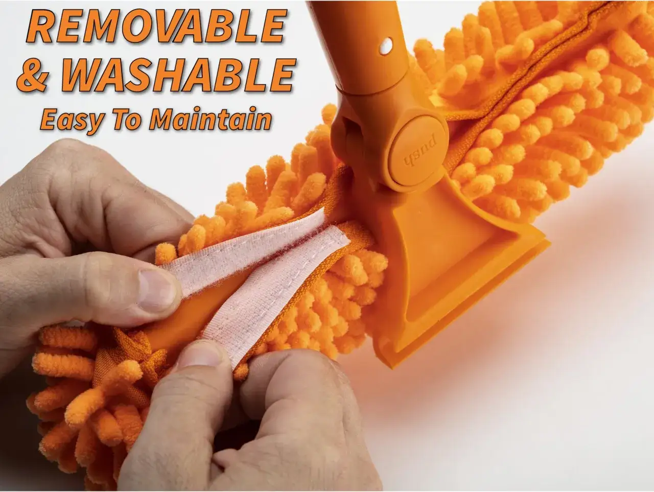 Manos desprendiendo la microfibra naranja de un limpiador de cristales. F&aacute;cil de mantener, ideal para como limpiar cristales.