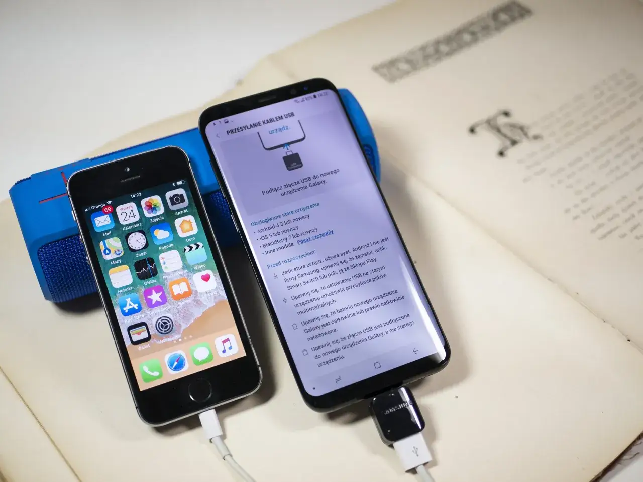 Jak przenieść dane z telefonu na telefon Samsung? iPhone i Samsung połączone kablem USB, gotowe do transferu danych.