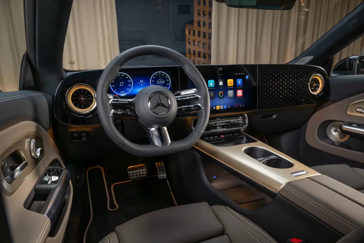 Interieur eines Mercedes-Benz CLA 250+ EQ mit gro&szlig;em Touchscreen, digitalem Cockpit und beleuchteten L&uuml;ftungsd&uuml;sen.