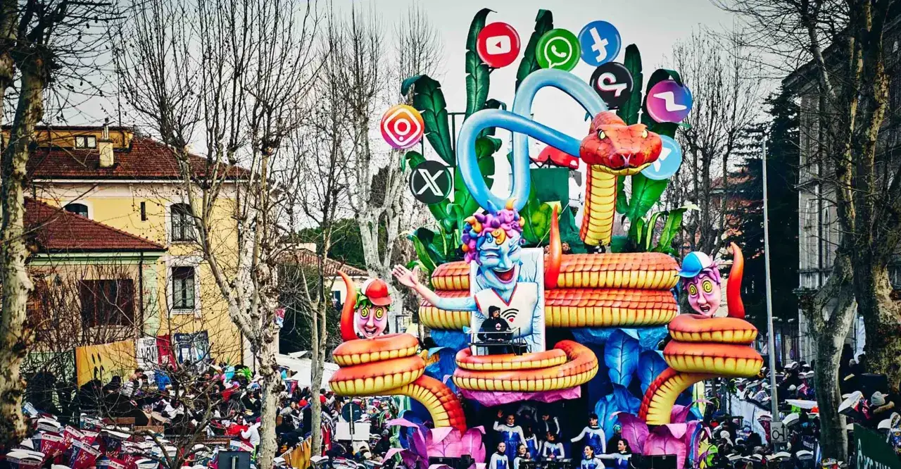 Carro allegorico con serpenti e loghi social per il carnevale nelle Marche.