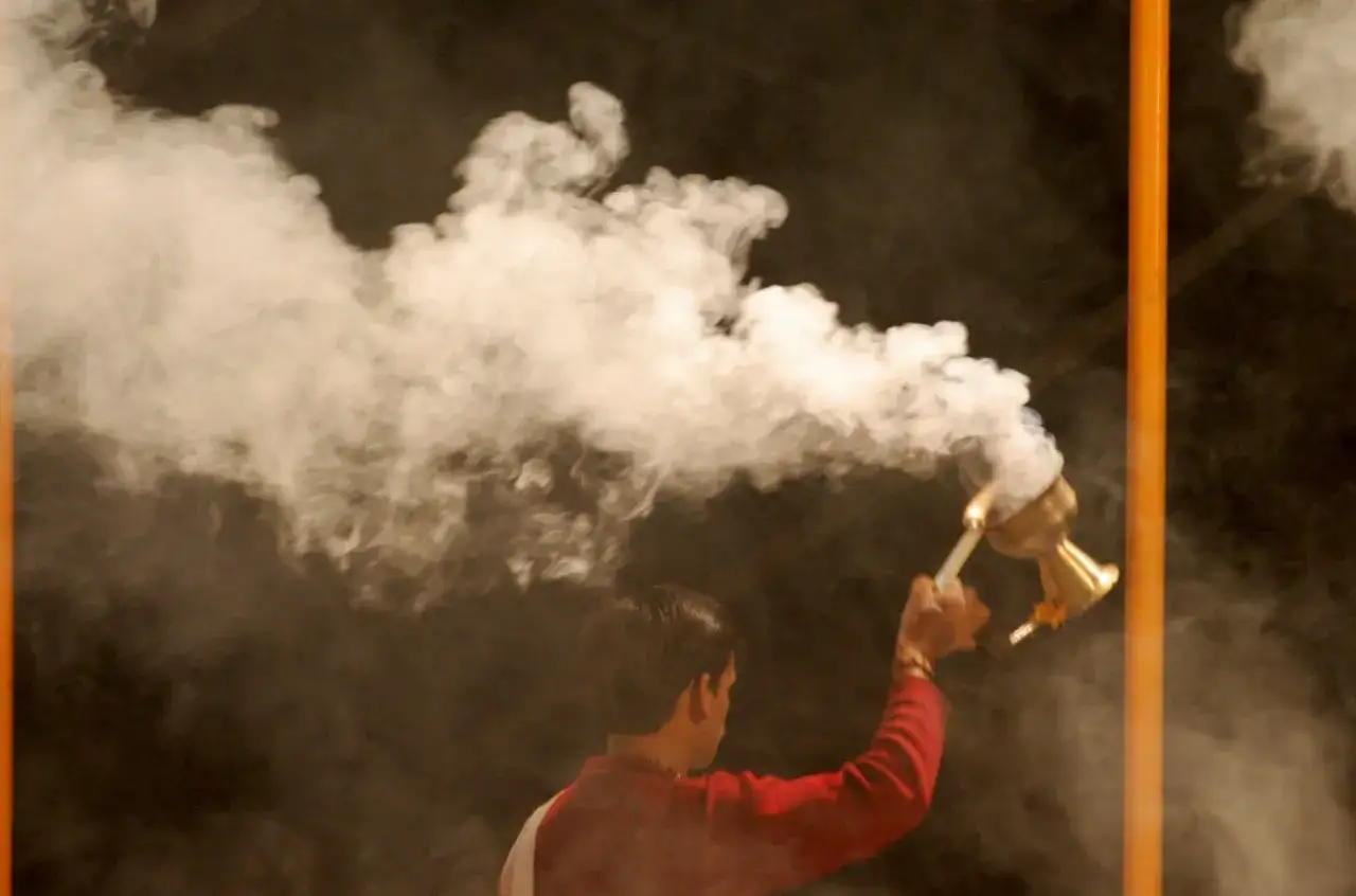 Hombre con incensario emitiendo humo blanco. El incienso es malo para los pulmones, cuidado con la inhalaci&oacute;n.