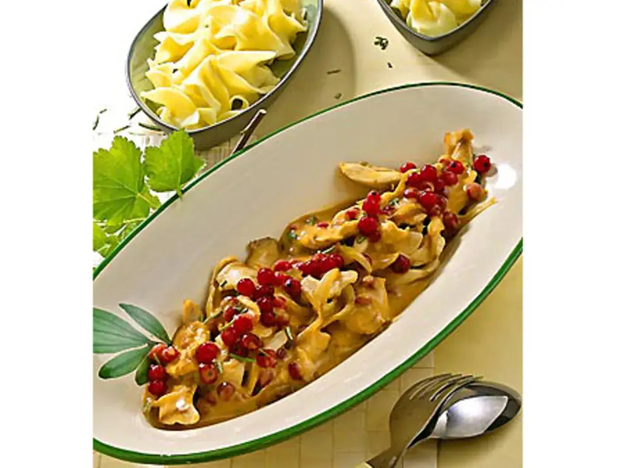 Herzhafte Nudeln mit cremiger Sauce, garniert mit roten Johannisbeeren. Ein k&ouml;stliches Gericht, das sich gut f&uuml;r rote johannisbeeren rezepte eignet.