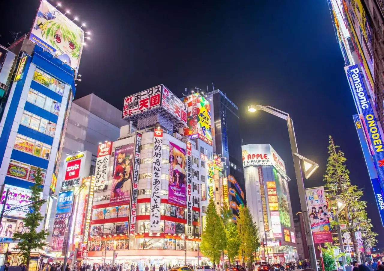 Nocne światła Akihabara w Tokio, pełne neon&oacute;w i reklam anime.