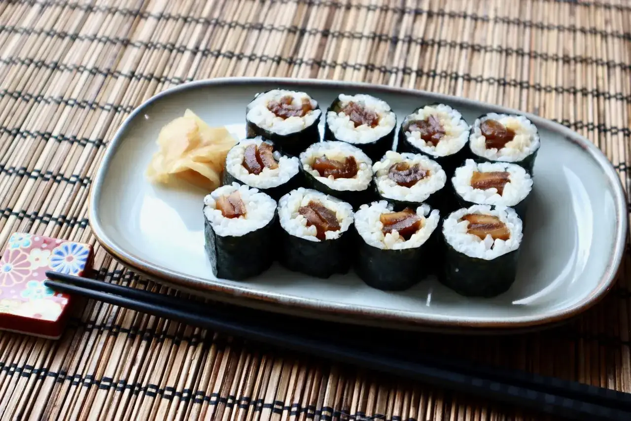 Tykwa sushi z marynowanym imbirem na talerzu, gotowe do podania.