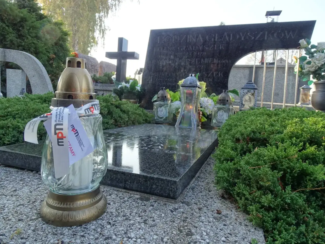 Znicz daje zmarłemu pamięć i światło. Na nagrobku widnieje napis