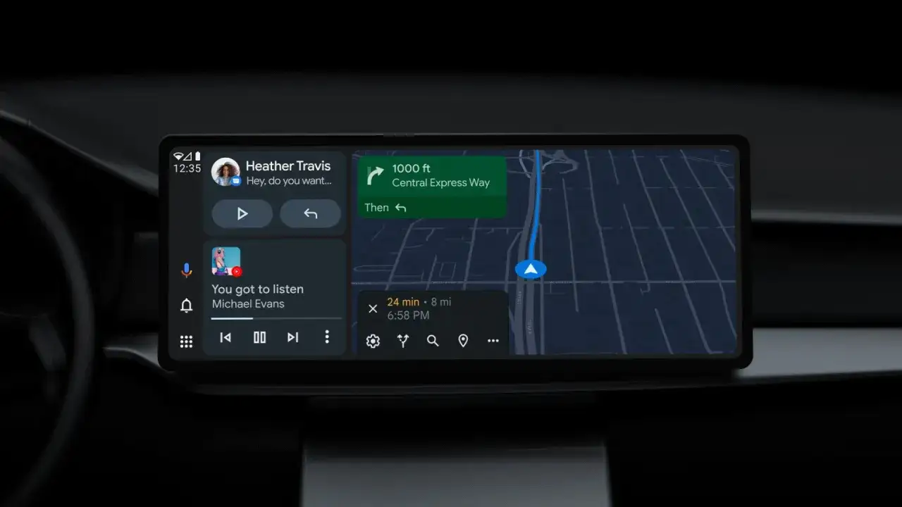 Un écran de voiture affiche une carte de navigation avec un itinéraire. Un message de Heather Travis et une chanson de Michael Evans sont visibles, typique d'un bug Android Auto.