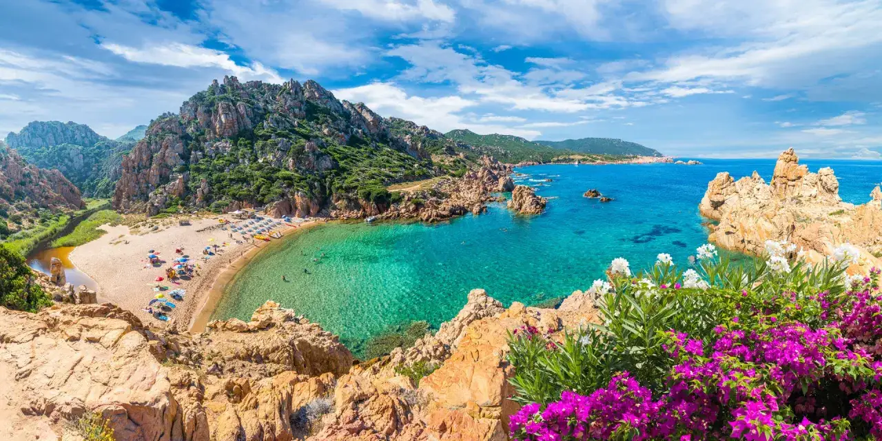 Spiaggia incantevole in Sardegna, tra le zone pi&ugrave; belle. Acque cristalline, rocce scolpite e fiori colorati.
