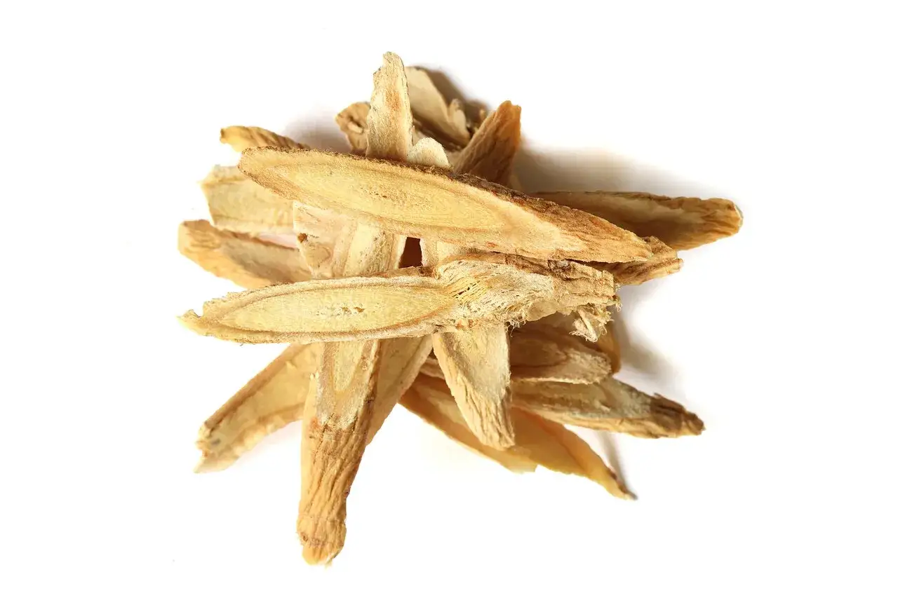 Radici di astragalo essiccate, tagliate a fette, note per le loro propriet&agrave; benefiche.