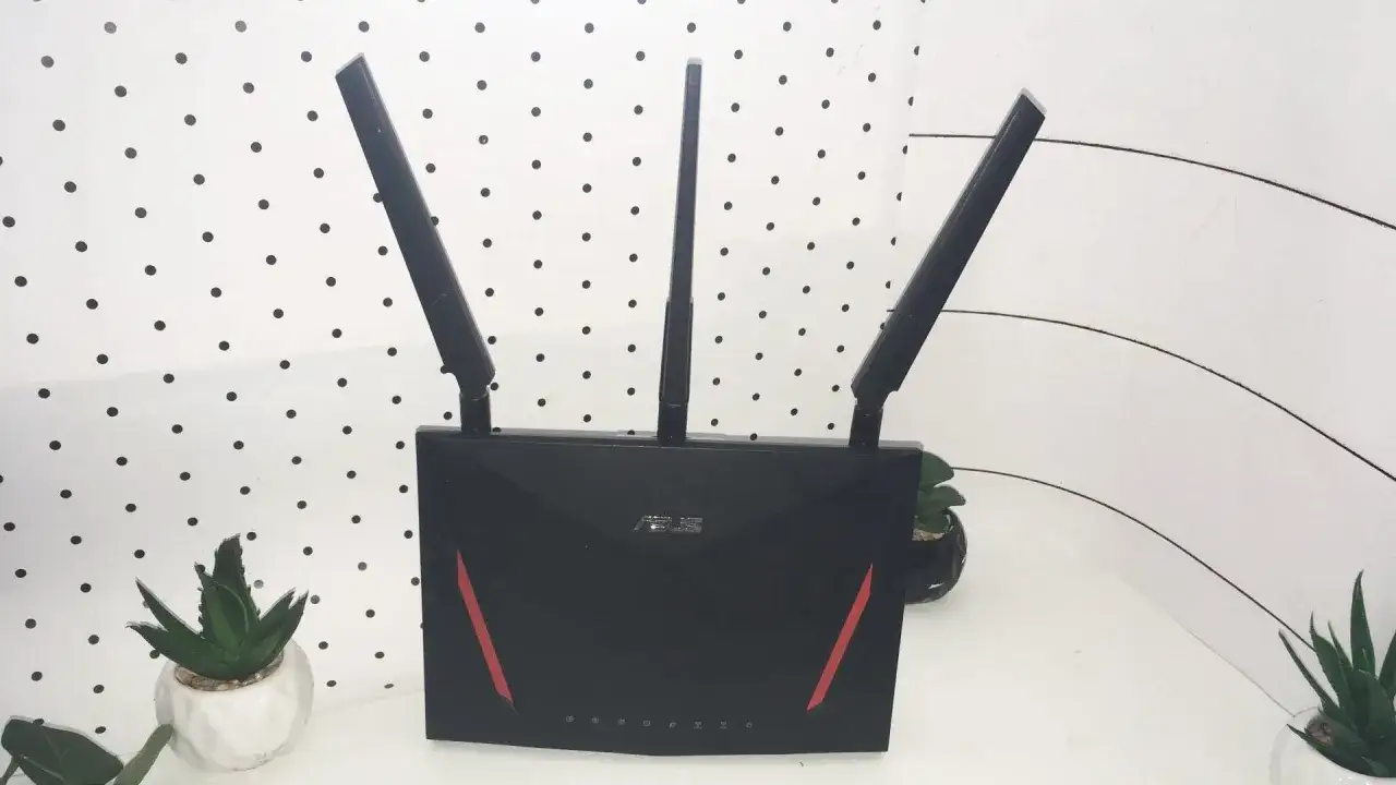 Czarny router ASUS z trzema antenami. Dowiedz się, jak ustawić 4 anteny w routerze dla lepszego zasięgu.