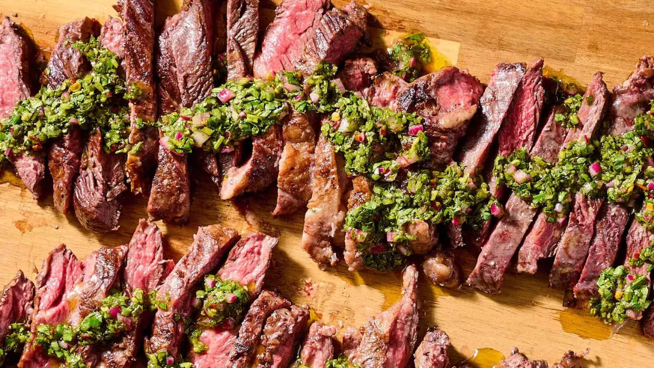 Belles tranches de steak juteux, garnies d'une sauce verte vibrante, rappelant une délicieuse crème d'ail.