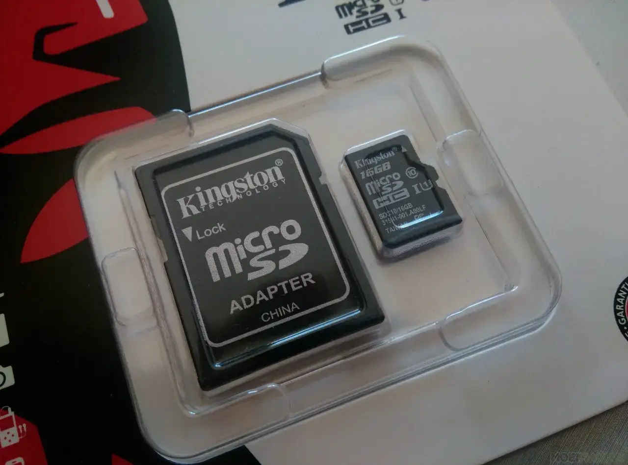 Karta SD w telefonie to mały nośnik danych. Na zdjęciu widzimy kartę MicroSD 16GB z adapterem Kingston.
