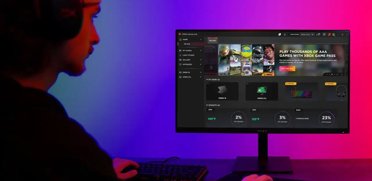 Gracz korzysta z OMEN Gaming Hub, przeglądając gry z Xbox Game Pass i monitorując podzespoły komputera.