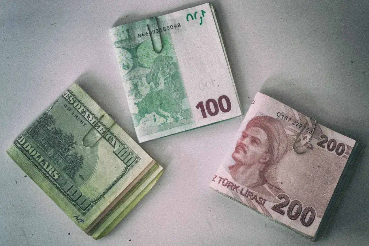 Dolar, euro i liry tureckie. Czy w Turcji można płacić euro? Zobacz, jakie waluty są dostępne.