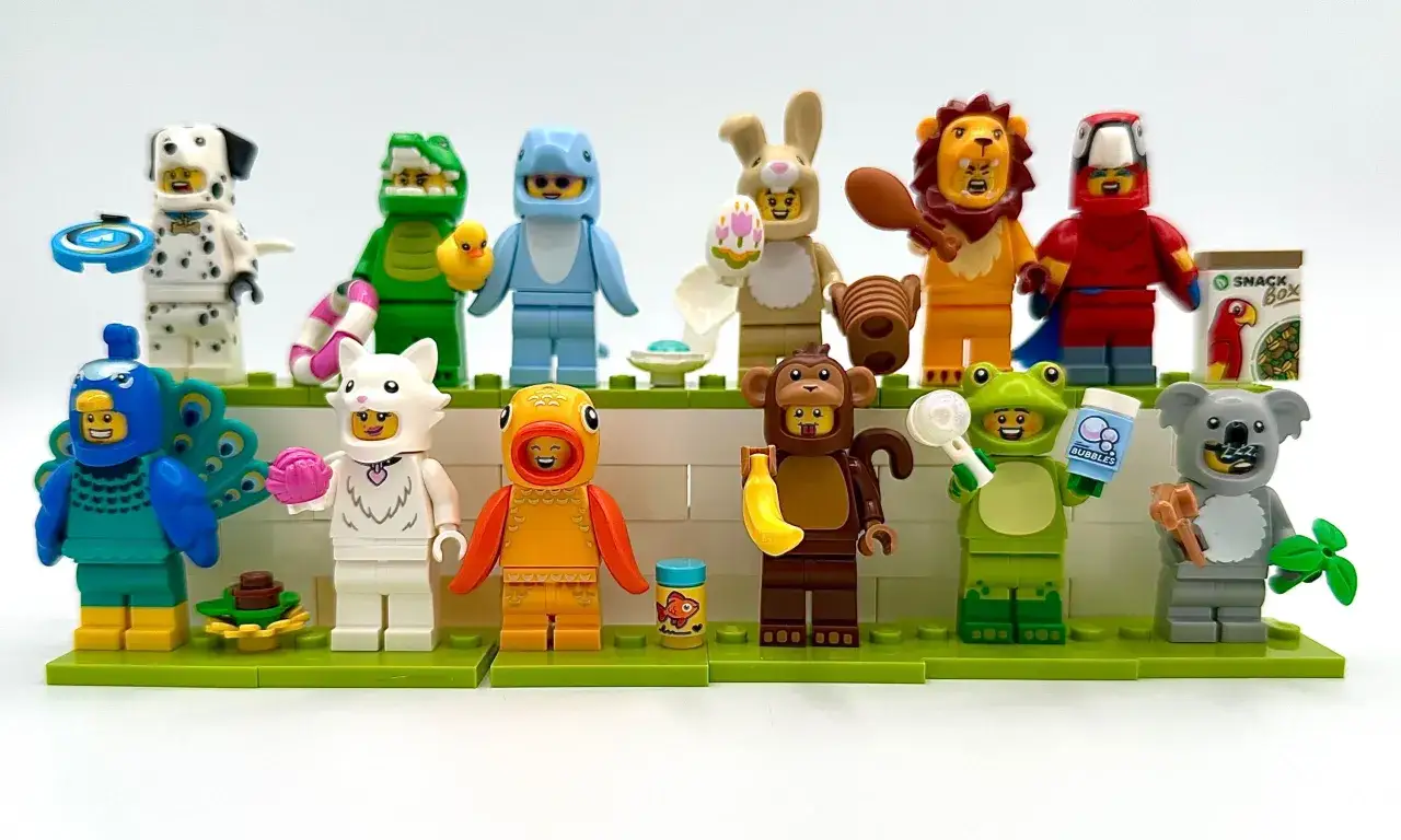 Die LEGO Minifiguren Serie 28 zeigt eine bunte Truppe von Tierkostümen: Dalmatiner, Krokodil, Delfin, Hase, Löwe, Papagei, Pfau, Katze, Fisch, Affe, Frosch und Koala.