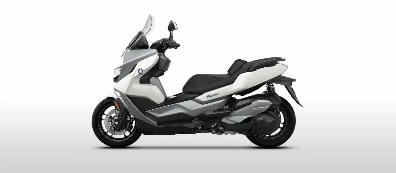 Biały skuter BMW 400 GT z szarymi akcentami, gotowy na miejskie przygody.