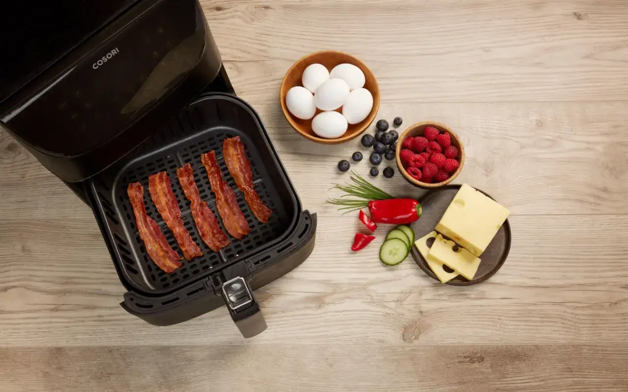 Krispigt bacon i airfryer, redo f&ouml;r en god frukost med &auml;gg, b&auml;r och ost.